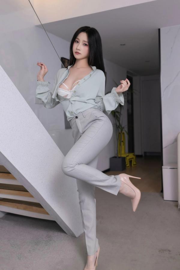   [XiuRen]高清写真图 2026.01.28 No.11285 杏子Yada 性感OL服饰第18张图片